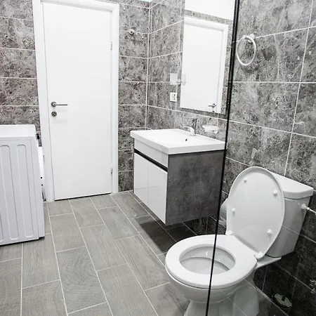 The Tophouse 4br & Bbq Veranda Apartment Tirana