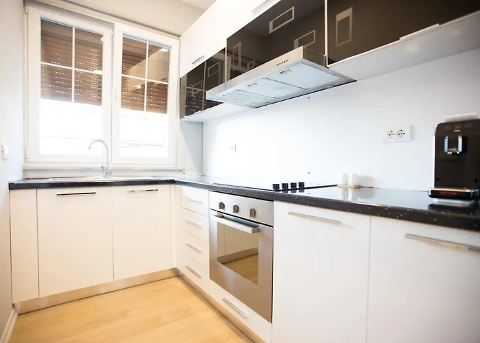 Blloku 4br Duplex W Bbq Terrace - Tirana